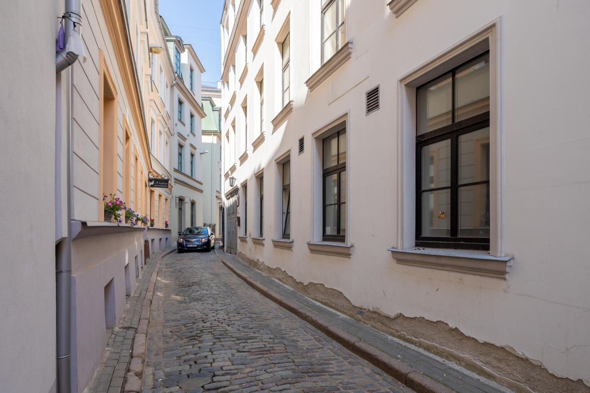 Spacious 1-Bedroom Apartment In The Heart Of Old Town Рига Екстериор снимка