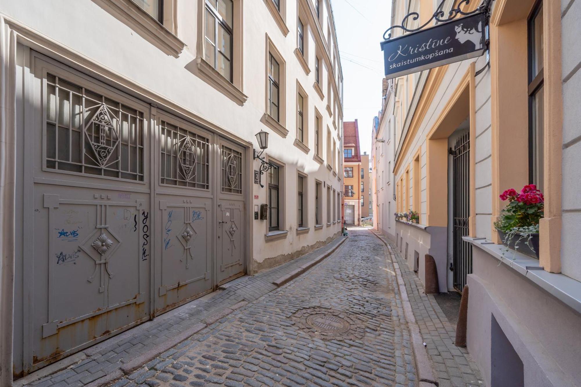 Spacious 1-Bedroom Apartment In The Heart Of Old Town Рига Екстериор снимка